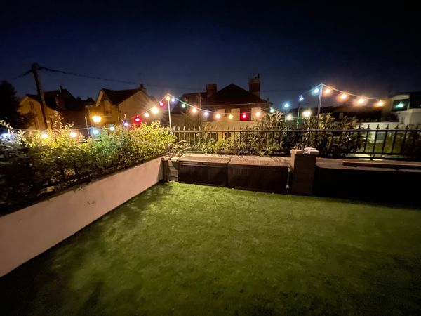 Grande maison avec jardin et terrasses à proximité immédiate de Paris et de la Défense.