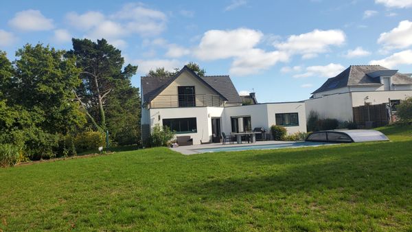 Grande maison familiale avec piscine, grand jardin arboré proche plage et verdure en Bretagne Sud