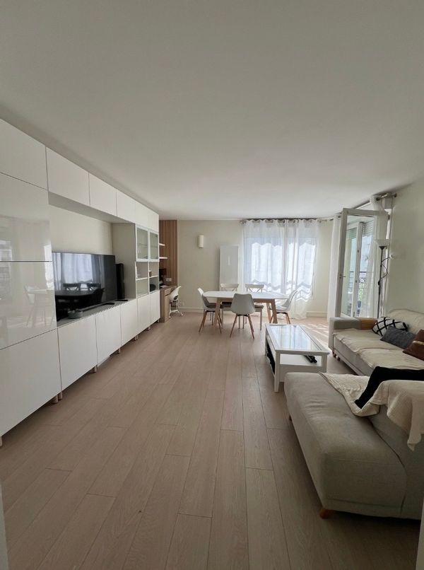 Villa Haussman : Cozy 2-Bedroom Home with Balcony