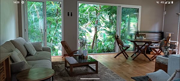 Maison située dans le coude d'une rivière sous les arbres fruitiers