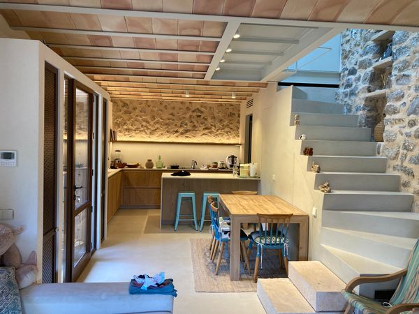 Casa tradicional mallorquina de piedra, renovada en 2025, con jardín privado y 2 plazas de parking.