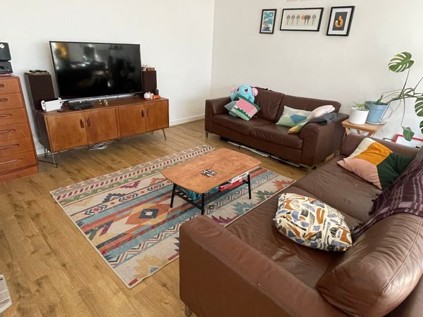 Spacious, bright and comfortable 3 bedroom apartment with excellent links to central London