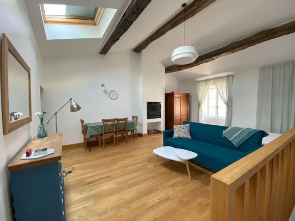 Studio très lumineux au centre du Bourg avec une terrasse privée donnant sur les vignes.