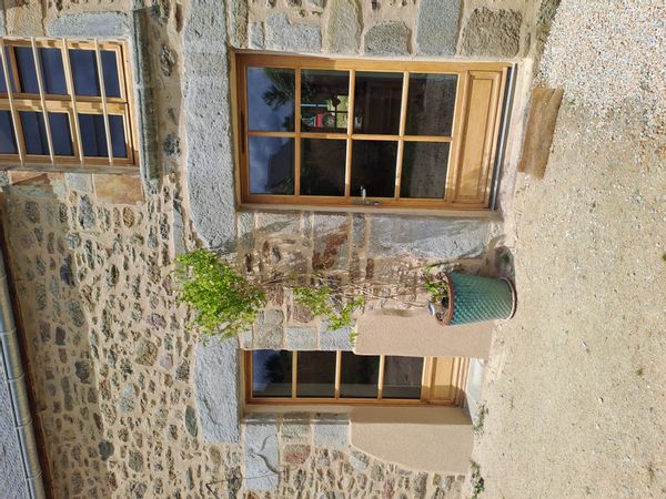 La maison Enezene est en vieille pierre, toute neuve à l'intérieur avec un aperçu mer de l'étage