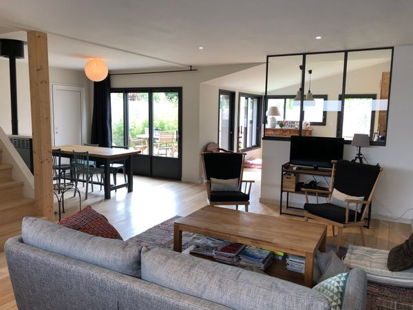 Jolie maison proche mer, séjour salon cuisine. Sud Ouest terrasse et un jardin. 3 ch. 2 sdb.