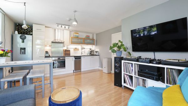 Cosy and bright 1-bedroom, first floor apartment between Richmond Park and Central London