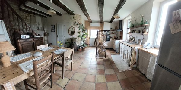 La maison de Julie, ancien presbytère au milieu des champs,