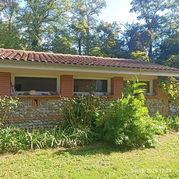 L'oustalet de Mido Petite maison de charme dans un parc avec piscine près habitat principal.