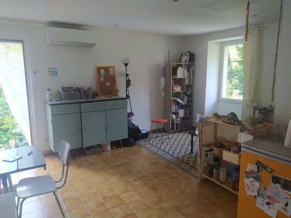 Petit appartement dans un vieux mas, à 10 minutes à vélo du village.