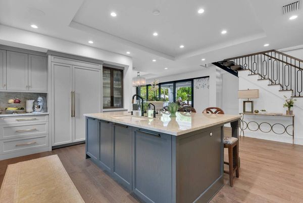 Modern, coastal home, 3 bedroom, 1 office.  Beach & downtown central location.  Chef's kitchen.