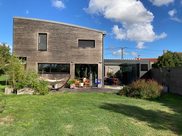 Maison moderne tout confort dans un petit hameau, ouverte sur la nature à 100m de la rivière