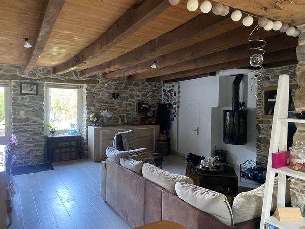 Notre maison est atypique, elle est sur 2 étages, avec des murs en pierre. Elle date de 1870 !