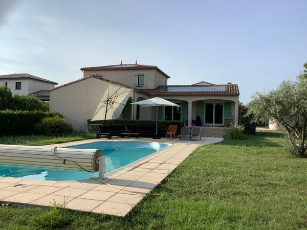 Belle maison 5 personnes avec piscine et un beau jardin paysagé dans un village du sud de la France