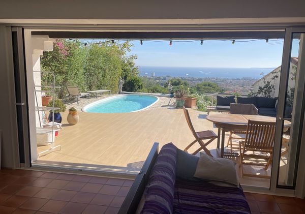 Avec sa terrasse et sa piscine privative la maison de Stéphane fait face à la méditerranée.