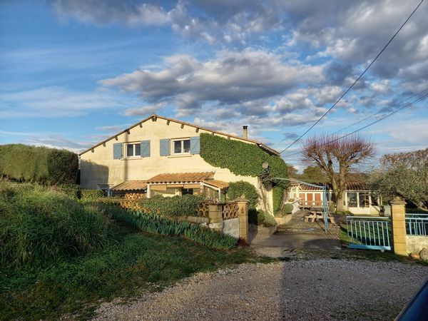 Maison de campagne sans voisin à proximité à pieds du centre du village.