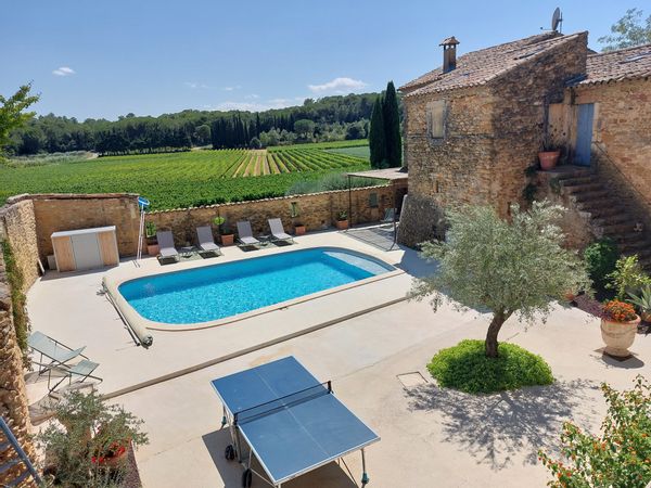 La maison de Déborah Mas ancien de village au cœur des vignes