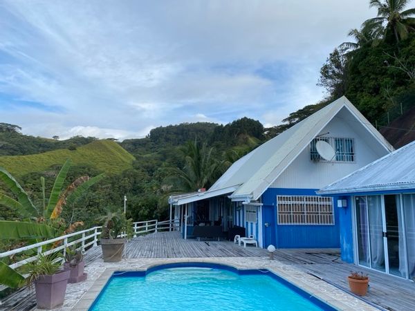 La maison sur le versant de la vallée surplombant la mer