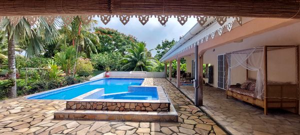 Tahiti presqu'île, Suite parentale indépendante dans un grande maison avec piscine