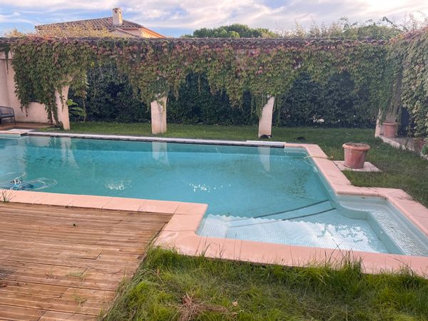 Maison de campagne avec beaucoup d'espace, de jardin et une grande piscine
