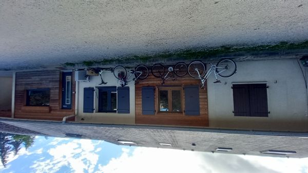 Petite maison très charmante dans un quartier calme proche des Montagnes et d'un très beau lac.