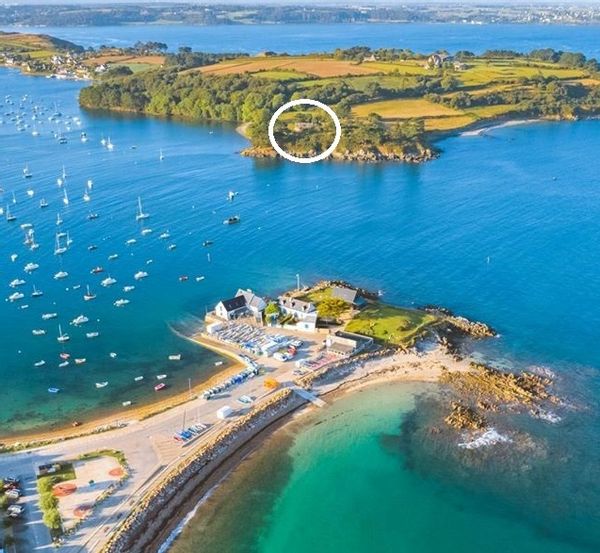 Maison en pierre bord de mer sur une presqu"ile