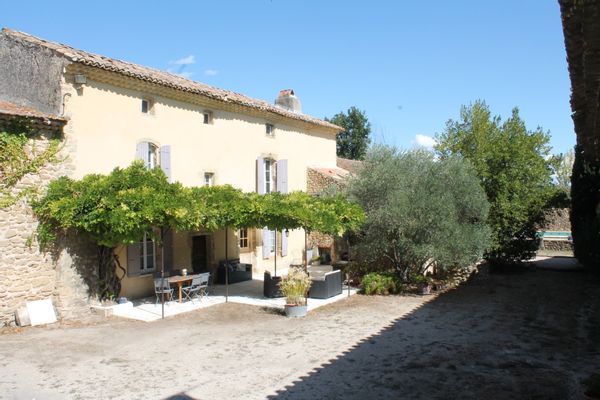 Mas provençal au milieu des vignes
