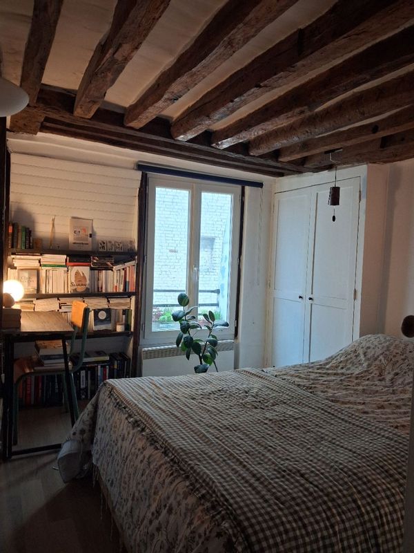 Chambre dans un appartement ancien en plein coeur de Paris