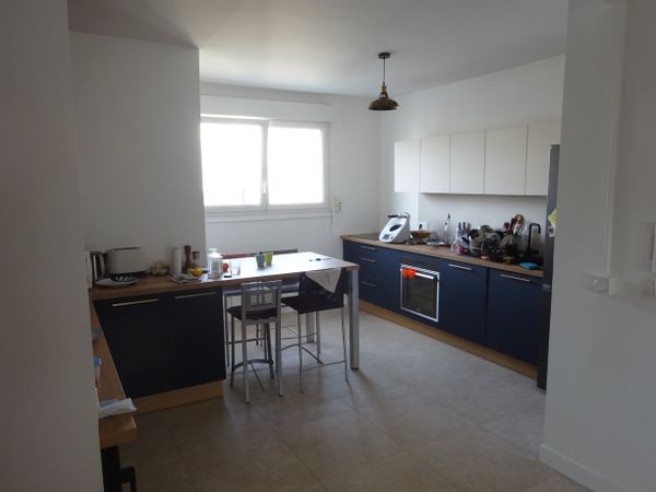 Appartement 4 chambres en dernier étage, traversant et lumineux.