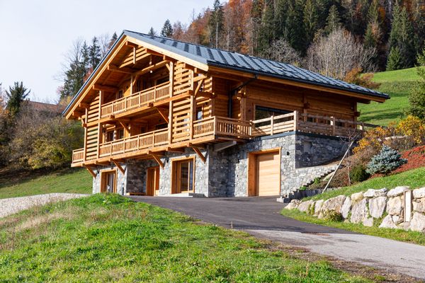 Le Chalet La Manigodine offre des vues panoramiques que les montagnes et est proche du lac d'Annecy.