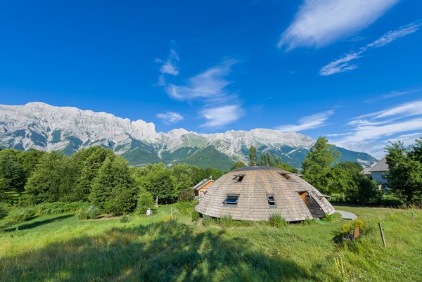 Maison insolite ronde "DomeEspace" en bois dans le parc national des Ecrins.