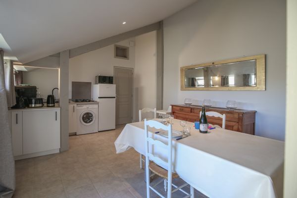 Studio, adapté aux enfants, à 700m des batteries de Longues / Mer avec salle de jeux couverte.