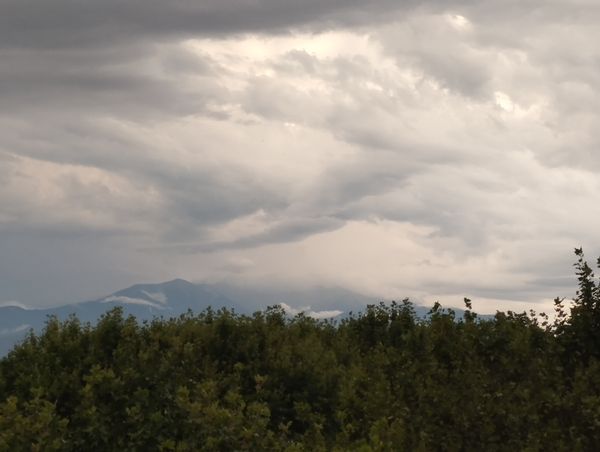 2 terrasses l'une vue Canigou, dans un quartier très tranquille au dessus d'une petite rivière.