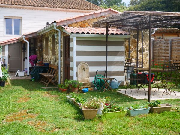 La maison de Angelo Charmante petite maison mitoyenne au calme à 17 km d'Avignon en pleine campagne