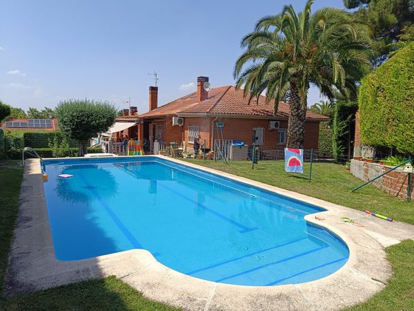 Apartamento de Raquel e David. Semissótão independente em chalé com jardim e piscina comuns.
