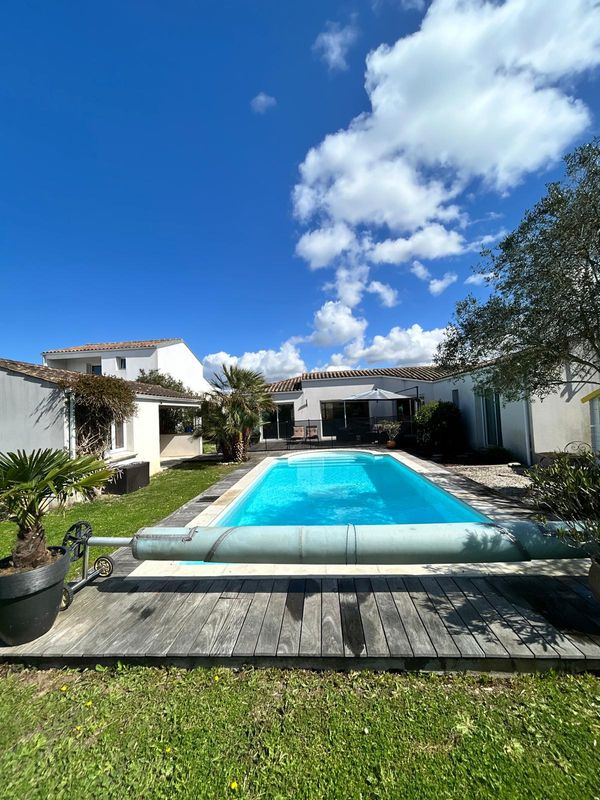 Maison confortable proche LA ROCHELLE 135 M2 jardin, piscine  4 chambres à 3 km des plages