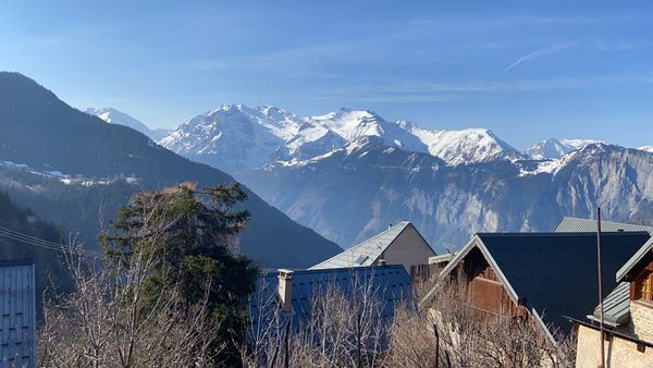 Maison de village proche d une remontée mecanique qui mène a l Alpe d'Huez