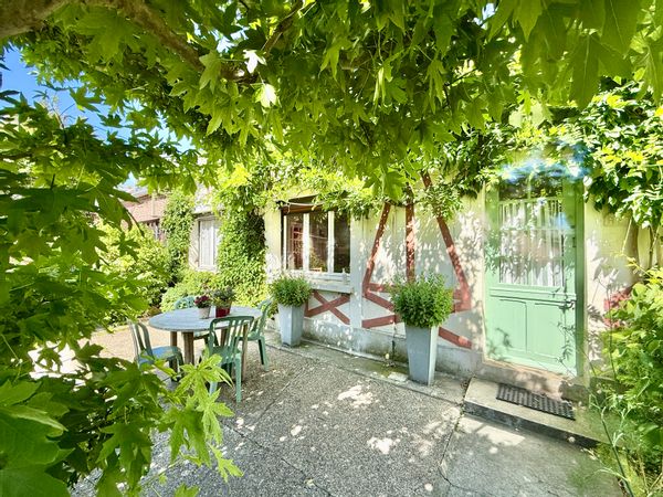 LA GLYCINE petite maison de pêcheur traditionnelle dans un écrin de verdure, au coeur d'Etretat,