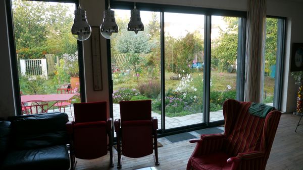 La maison de Brigitte est située en centre ville en pleine nature bordée de jardins boisés sans rues