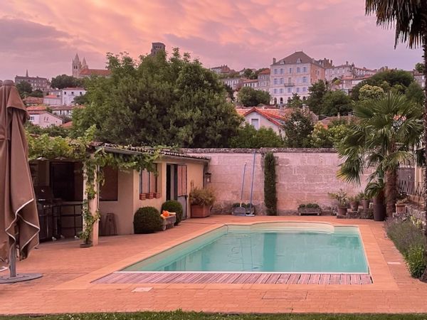 La villa CRION, est une maison de charme située au pied du plateau d'Angoulême, accessible à pied