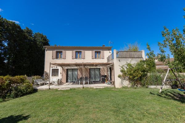Villa provençale de 4 chambres, grande pièce à vivre lumineuse et chaleureuse au pied des Alpilles