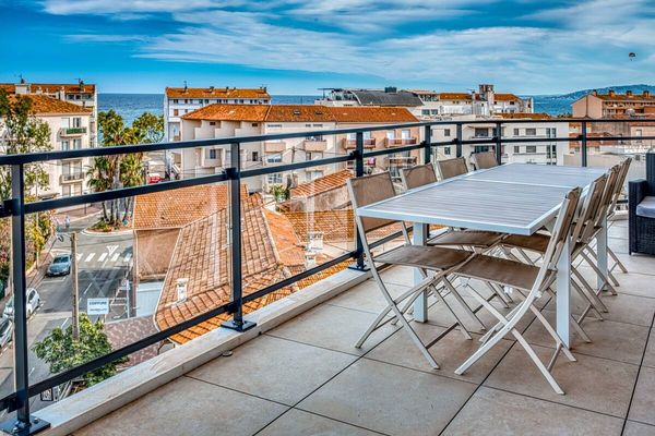 Appartement neuf Fréjus plage dernier étage avec vue mer. Ascenseur. Garage.  Equipement complet.
