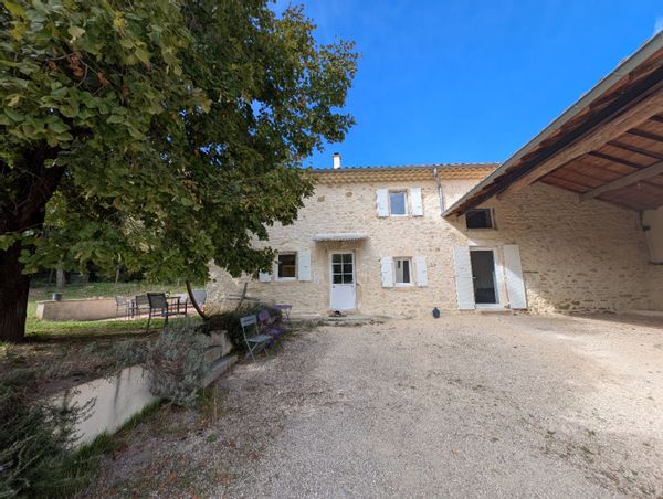 Maison en pierre avec de très belles pièces, au coeur des vignes