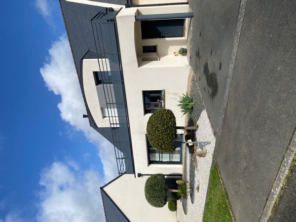 Chez Karine et Emmanuel Maison calme et lumineuse, 3 chambres, jacuzzi et piscine couverte.