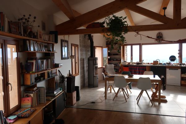 Maison en pierre perchée dans un village typique de Provence