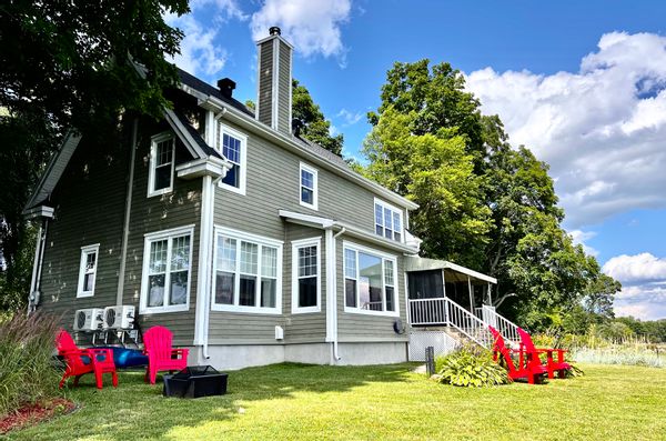 Maison au bord de l’eau à Québec . GuestPoints seulement .