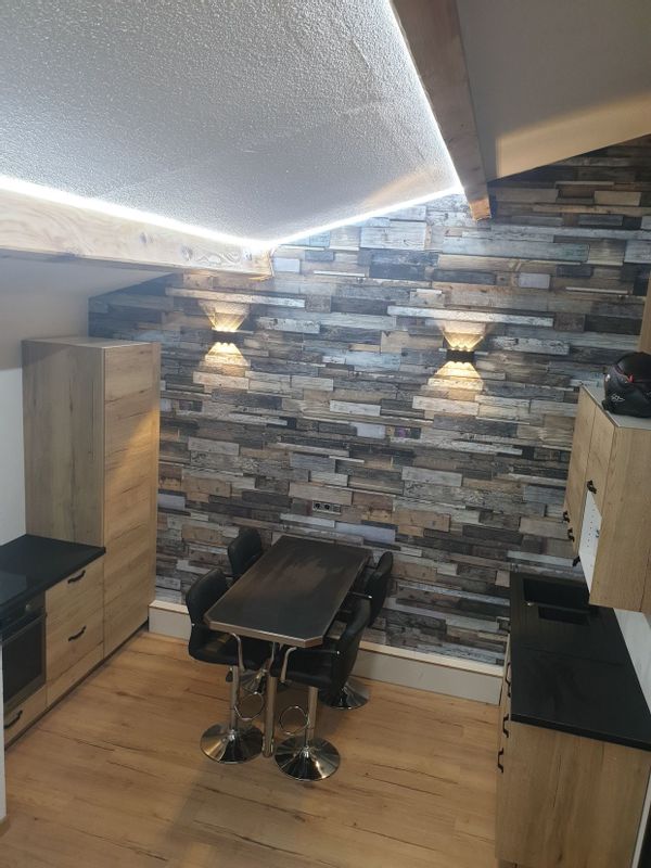 Duplex cosy à 3 min de la mer, proche Cannes & St-Tropez, avec coin détente et espaces de travail.