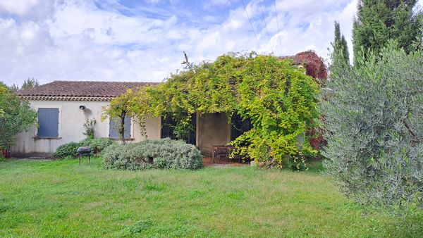 Maison avec piscine, sur un vaste terrain arboré sans vis à vis, proche du village et des randonnées