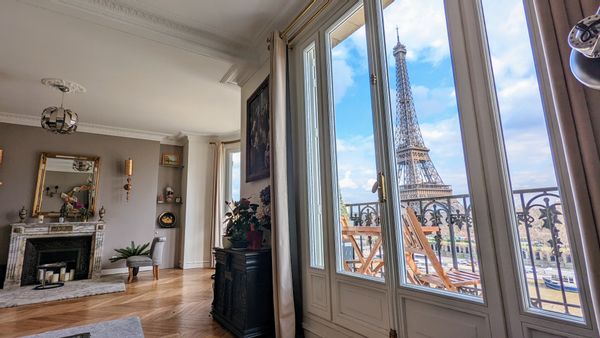 Appartement 7ieme étage vue imprenable sur la tour Eiffel. 3 chambres, 2 salles de bains
