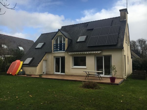 La maison de Jean Luc se situe à 1 km de la mer . Dans un quartier calme . Entièrement équipée .