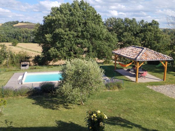 Belle ferme rénovée avec piscine au milieu des champs et vignes